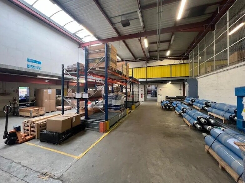 More Photos Of 697 Rue Fourny, Buc Warehouse For Lease