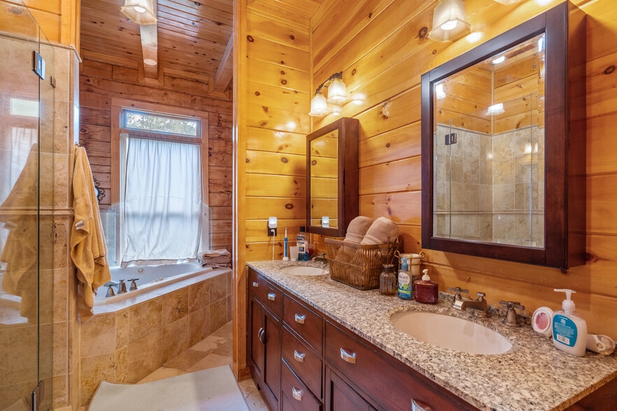 More Photos Of 11501 Popes Head Rd, Fairfax Garden Center For Sale