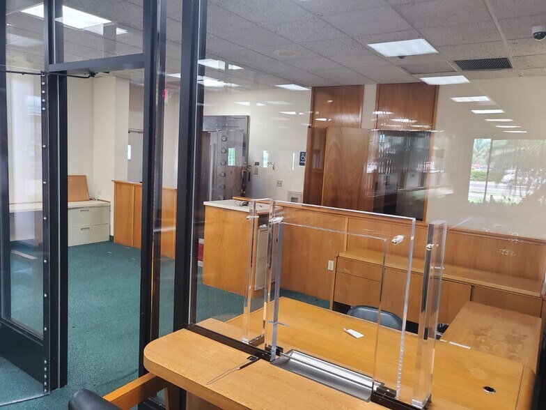 More Photos Of 1750 NE 8th St, Homestead Bank For Sale