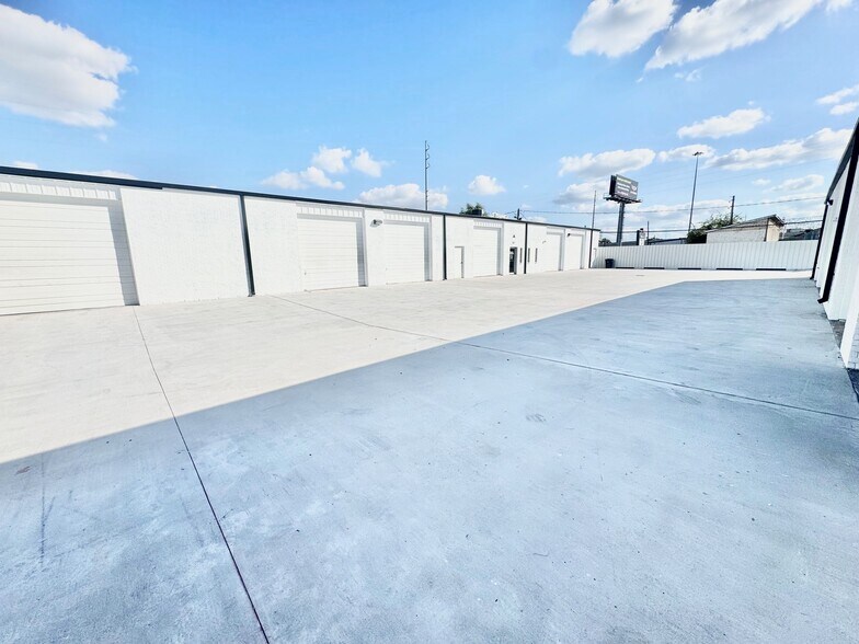 More Photos Of 5807 Star Ln, Houston Service For Lease