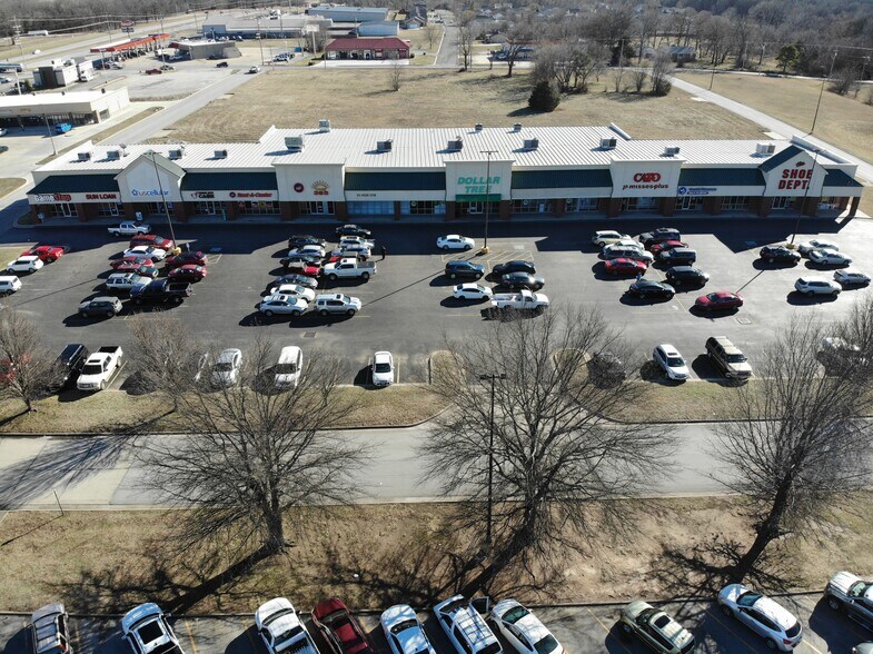 More Photos Of 3201 Lusk Dr, Neosho Storefront For Lease