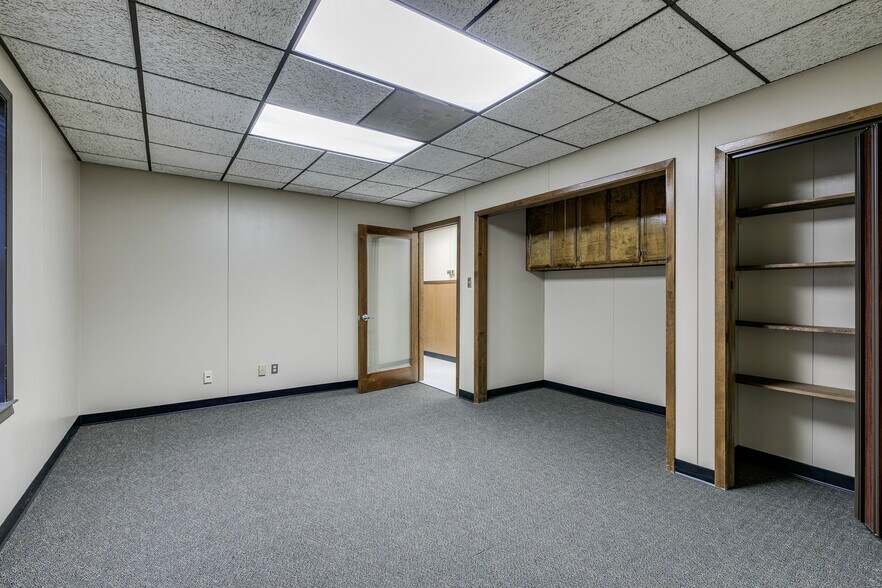 More Photos Of 602 W 12th St, Taylor Office For Lease