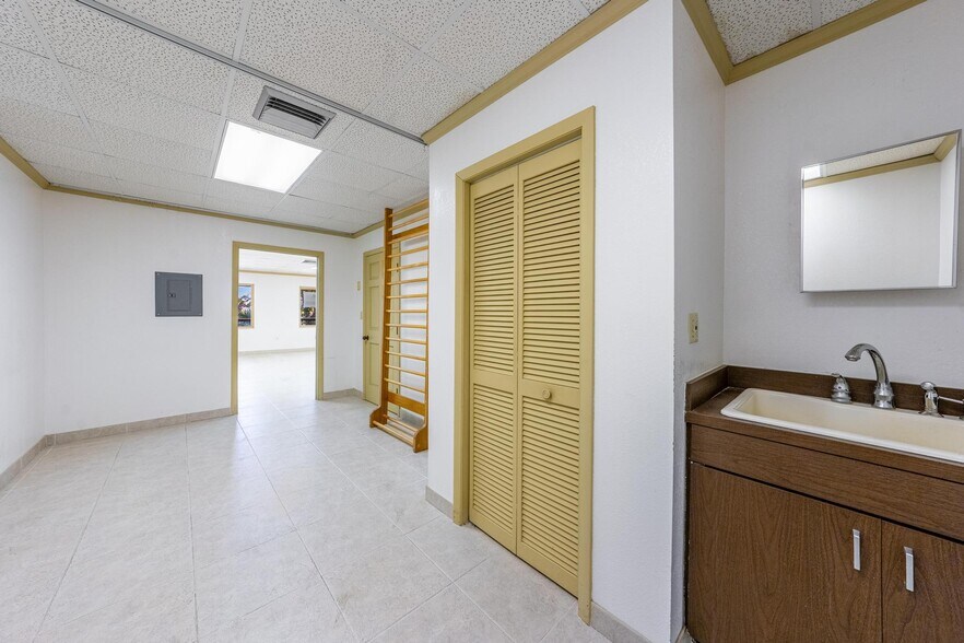 More Photos Of 7480 Fairway Dr, Miami Lakes Medical For Lease