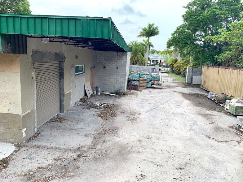 More Photos Of 575 N Washington Blvd, Sarasota Freestanding For Sale