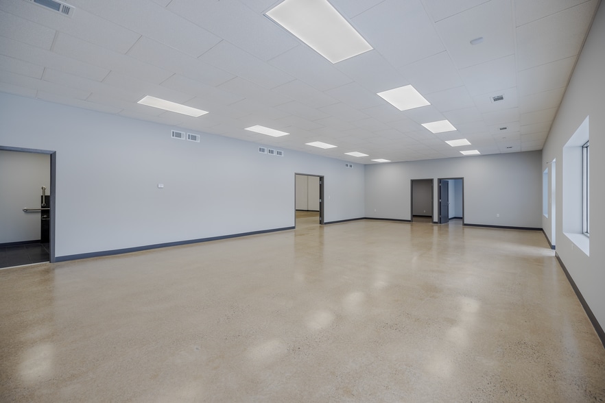 More Photos Of 21034 Chippendale Ave W, Farmington Industrial For Lease