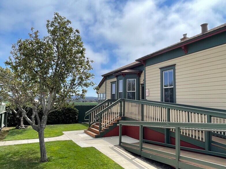 More Photos Of 425 W Blanco Rd, Salinas Office For Lease
