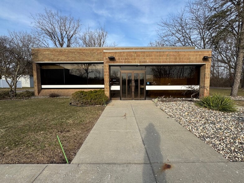 Primary Photo Of 14206 N Fenton Rd, Fenton Bank For Lease