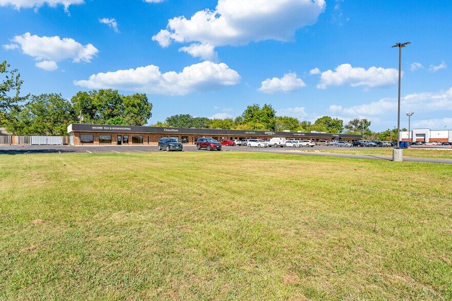 More Photos Of 702-736 S Saginaw Blvd, Fort Worth Unknown For Lease