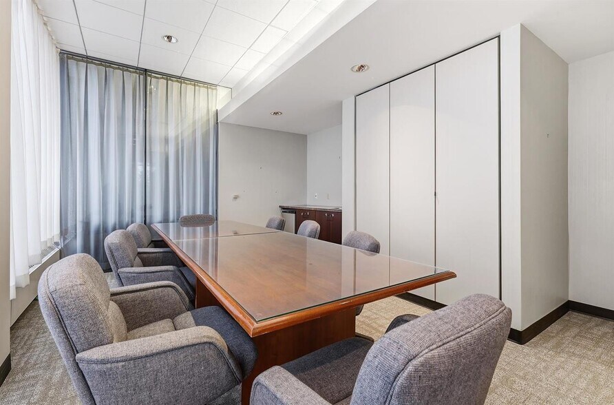 More Photos Of 270 W 7th St, Dubuque Bank For Lease