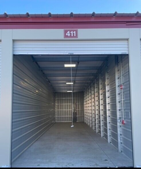 More Photos Of 200 Old County Cir, Windsor Locks Warehouse For Lease