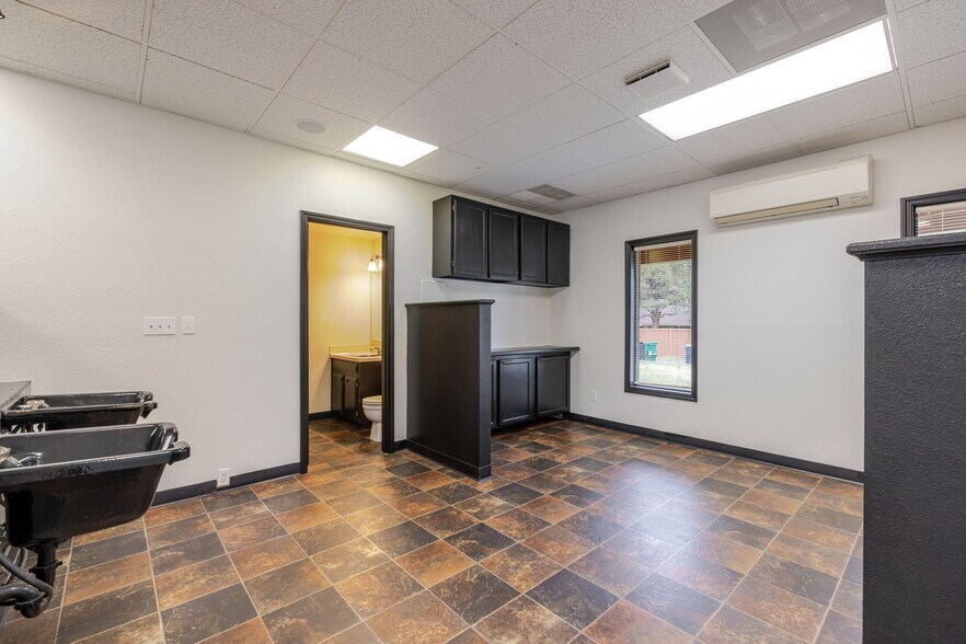 More Photos Of 220 W Cascade Ave, Sisters Storefront Retail Office For Lease