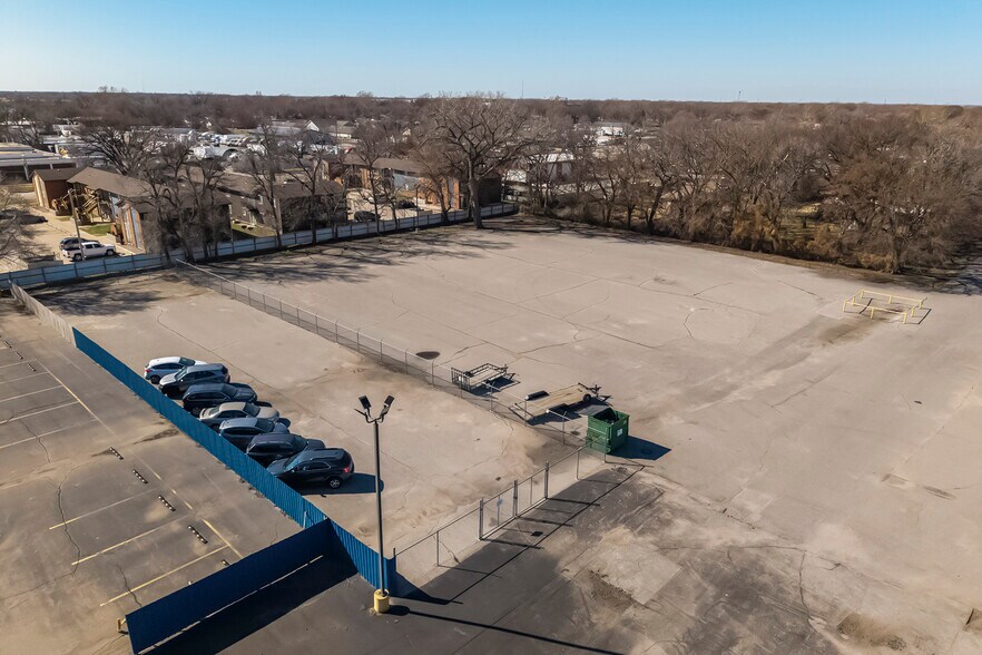 More Photos Of 3101 S Broadway St, Wichita Freestanding For Sale