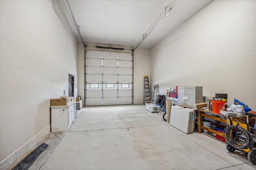 More Photos Of 15181 Shadow Wood St, Brighton Parking Garage For Lease