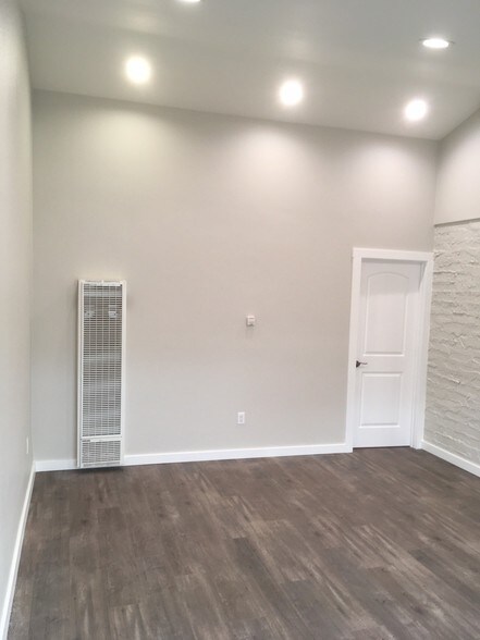 More Photos Of 14920 1/2 Burbank Blvd, Sherman Oaks Freestanding For Lease