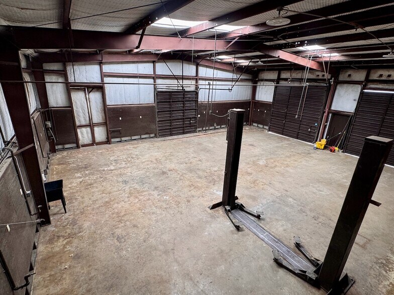 More Photos Of 1501 Lillian Ave, Jourdanton Flex For Lease