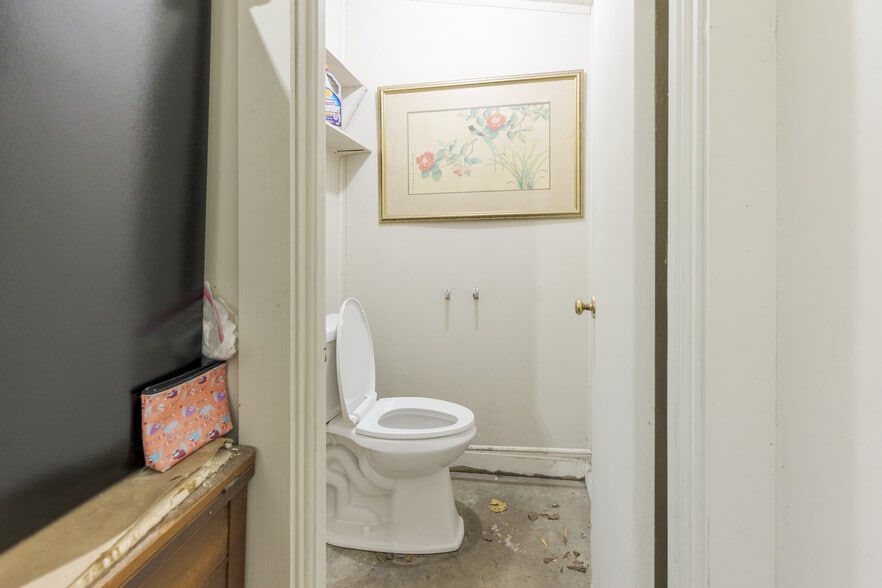 More Photos Of 221 W Lamar St, Americus General Retail For Sale