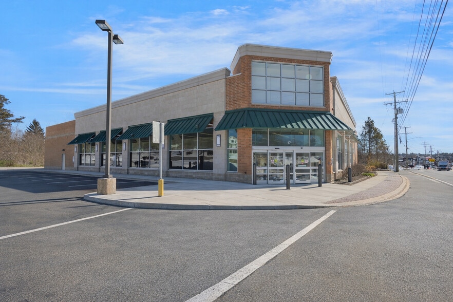 More Photos Of 17 Crystal Ave, Derry Drugstore For Lease