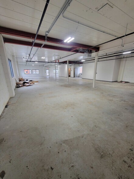 More Photos Of 205 W Interstate Rd, Addison Showroom For Lease