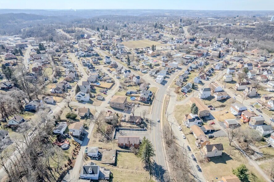 More Photos Of 825 5th Ave, East McKeesport Bar For Lease