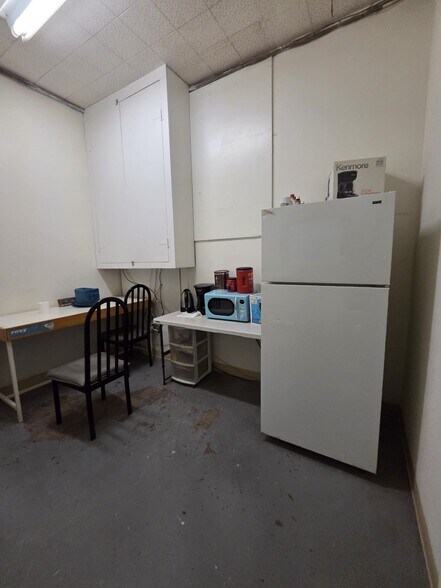 More Photos Of 38423-38425 E 9th St, Palmdale Storefront Retail Office For Sale