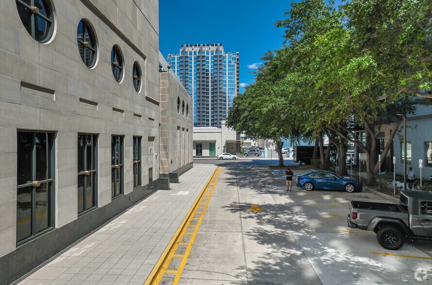 More Photos Of 390 N Orange Ave, Orlando Office For Lease