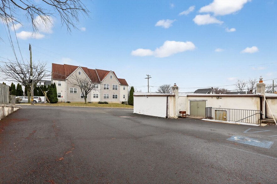 More Photos Of 13 N York Rd, Willow Grove Freestanding For Lease