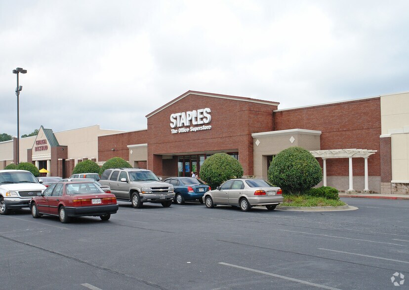 More Photos Of 945 N Point Dr, Alpharetta Storefront For Sale