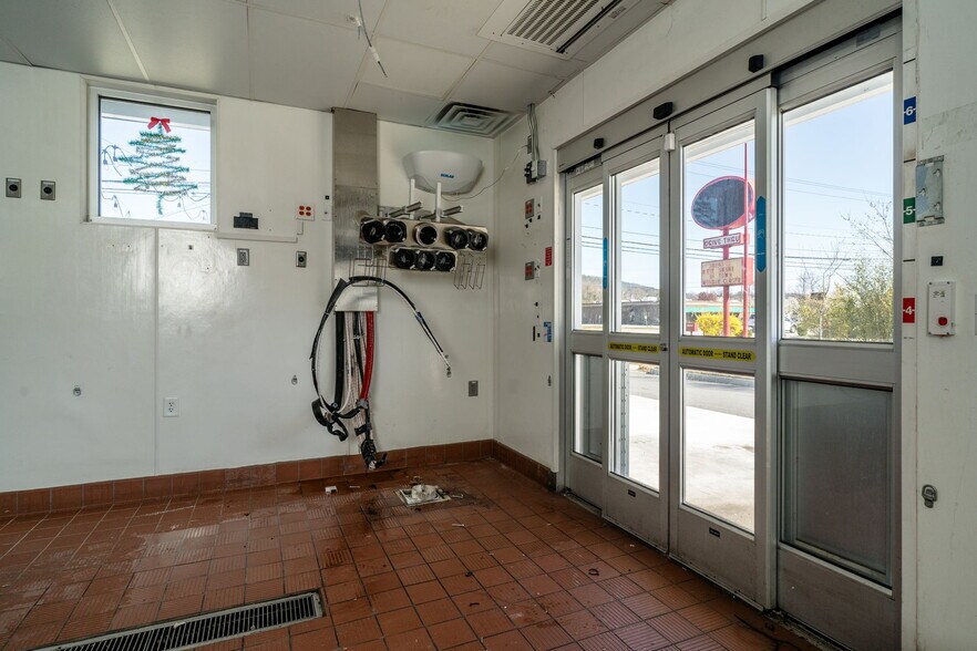 More Photos Of 1968 W Main St, Salem Fast Food For Lease