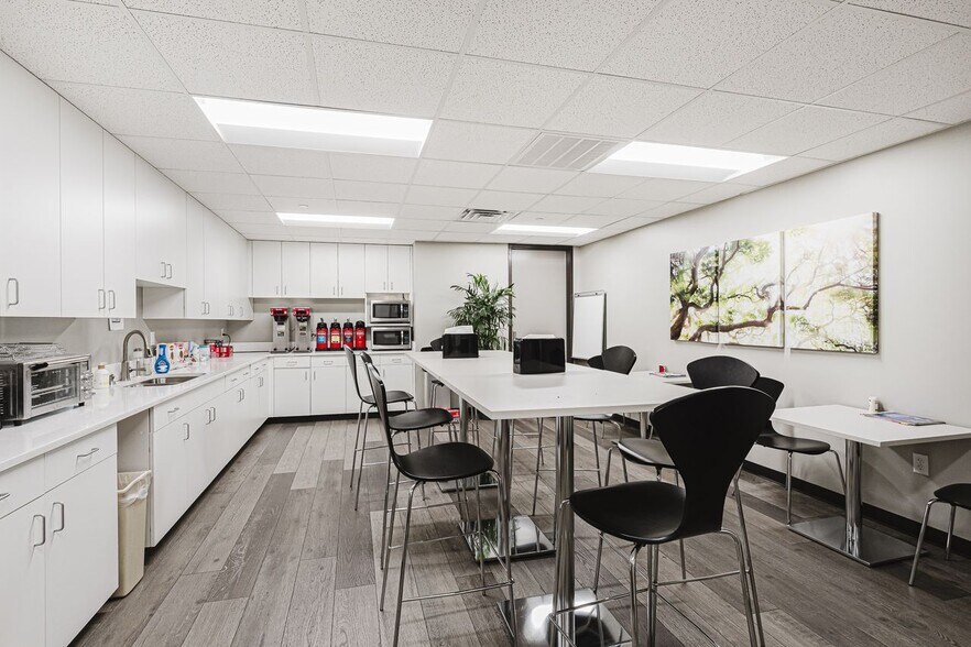 More Photos Of 8591 United Plaza Dr, Baton Rouge Office For Lease