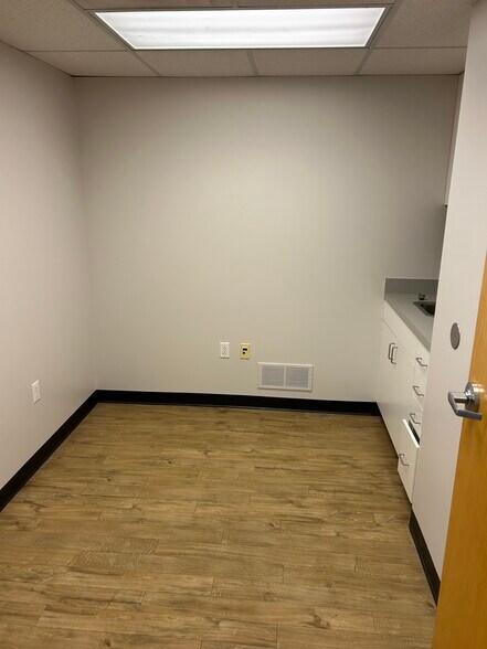 More Photos Of 9719 Olive Blvd, Olivette Medical For Lease