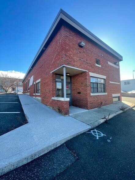 More Photos Of 30 S Water St, Greenwich Bank For Lease