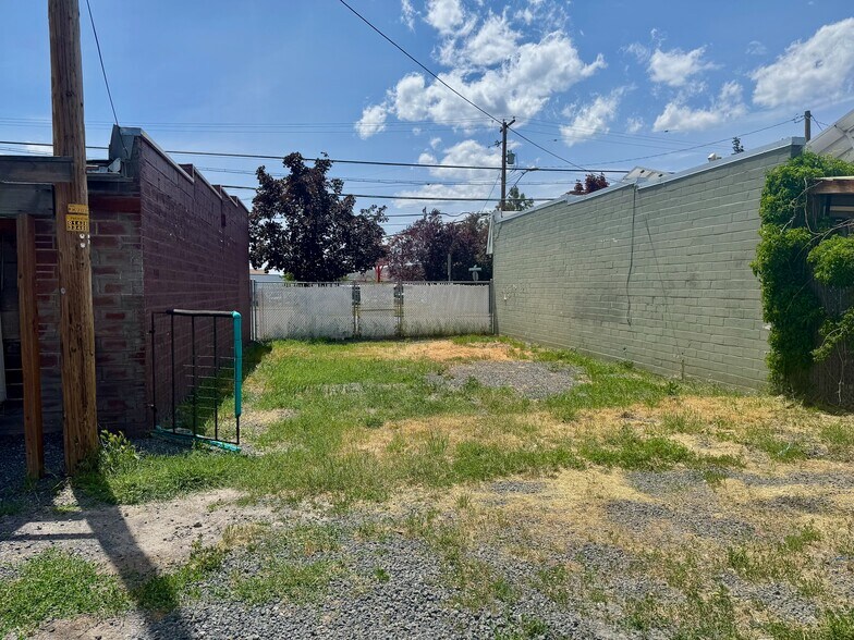More Photos Of 253 E Main St, Klamath Falls General Retail For Sale