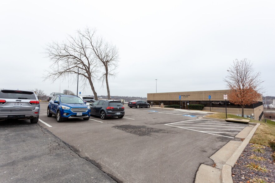 More Photos Of 1155-1220 Adams St, Kansas City Office For Lease