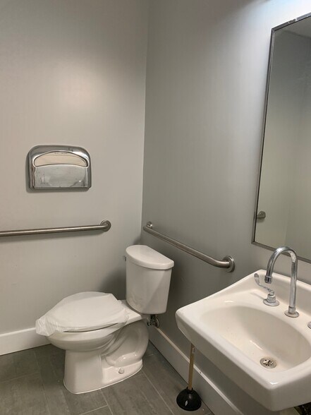 More Photos Of 8010 Sunport Dr, Orlando Light Distribution For Lease