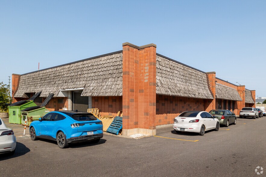 More Photos Of 740 Industrial Ave, Ottawa Light Distribution For Lease