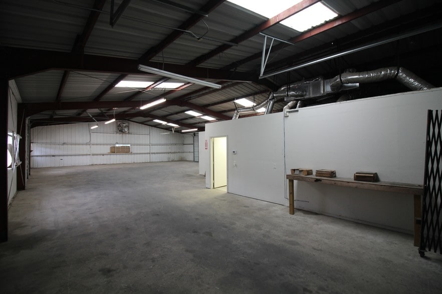 More Photos Of 61 Kinder, San Antonio Warehouse For Lease