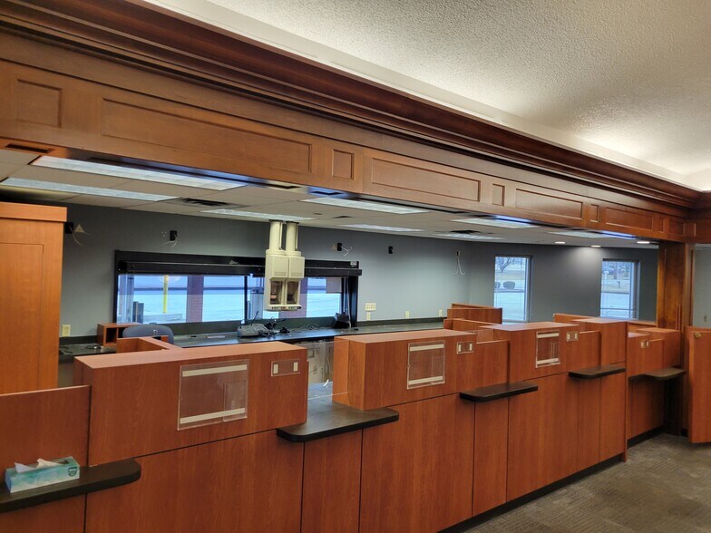 More Photos Of 2659 Charlestown Rd, New Albany Bank For Lease