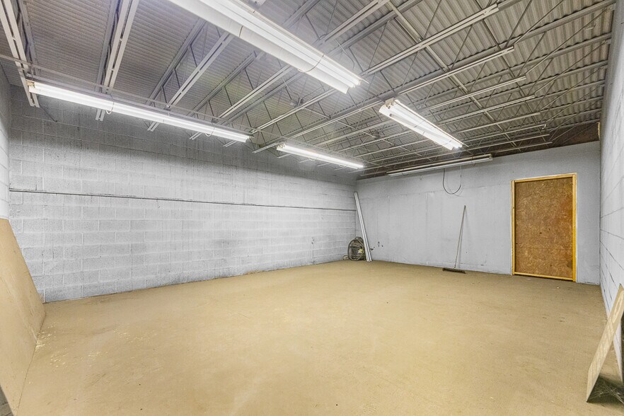 More Photos Of 1001 E Broadway St, Alliance Industrial For Lease
