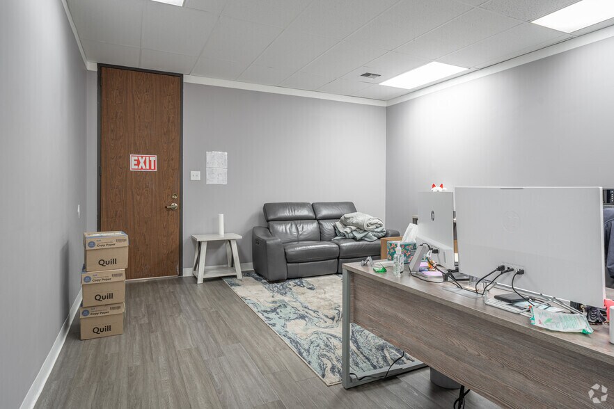 More Photos Of 333 N Rivershire Dr, Conroe Office For Lease