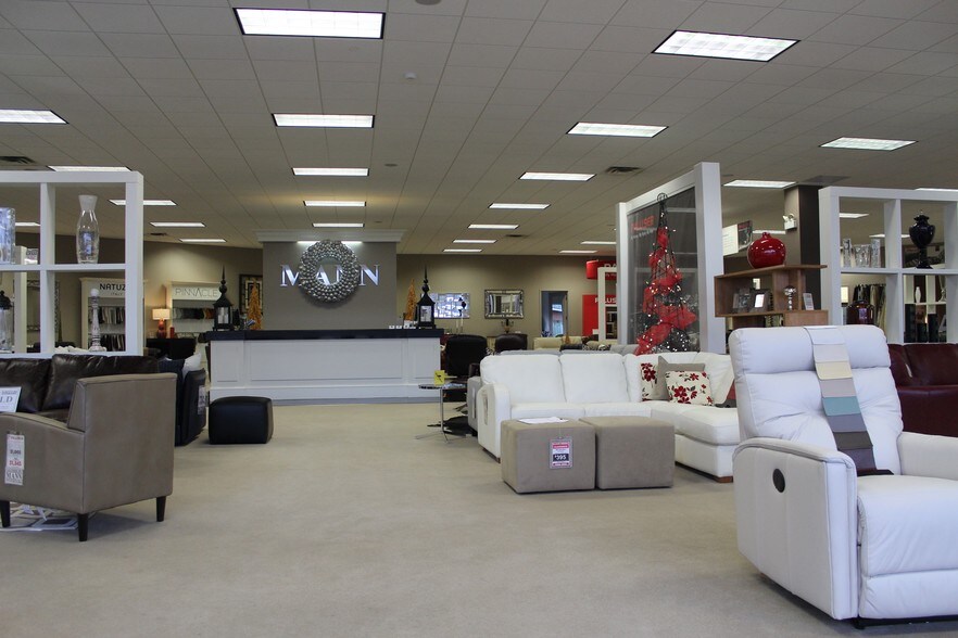 More Photos Of 4553 King St E, Kitchener Showroom For Lease