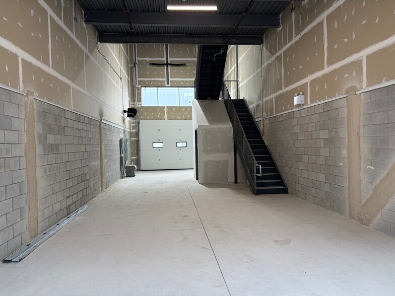 More Photos Of 5260 Solar Dr, Mississauga Warehouse For Lease