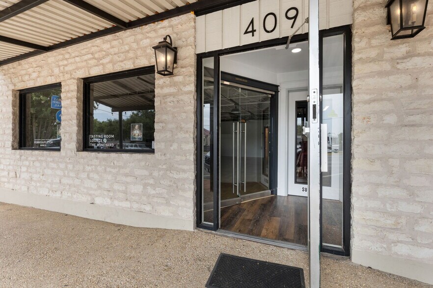 More Photos Of 409 E Main St, Fredericksburg Storefront Retail Office For Lease