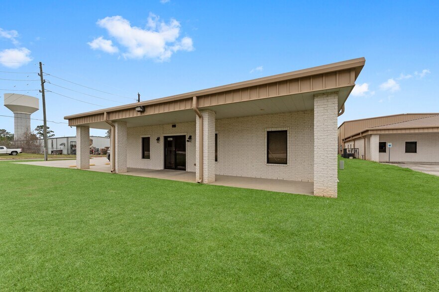 More Photos Of 26447 Hanna Rd, Oak Ridge North Swimming Pool For Sale