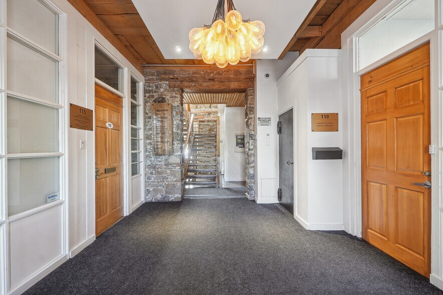 More Photos Of 32 Rue Saint-Charles, Longueuil Office For Lease