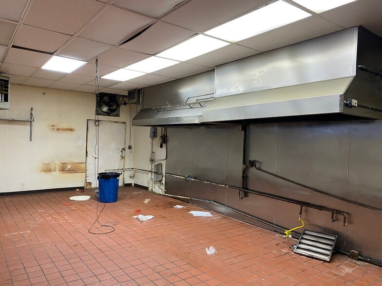 More Photos Of 101-107 N Oak Park Ave, Oak Park General Retail For Sale