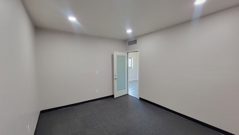 More Photos Of 1026 N Columbus Blvd, Tucson Light Manufacturing For Sale