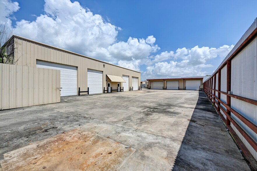More Photos Of 6004 N Shepherd Dr, Houston Warehouse For Sale