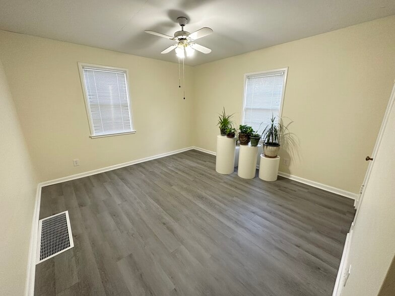 More Photos Of 5454 N Hamilton Rd, Gahanna Storefront Retail Office For Lease