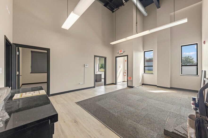 More Photos Of 25553 Wolf's Crossing Rd, Plainfield Warehouse For Lease