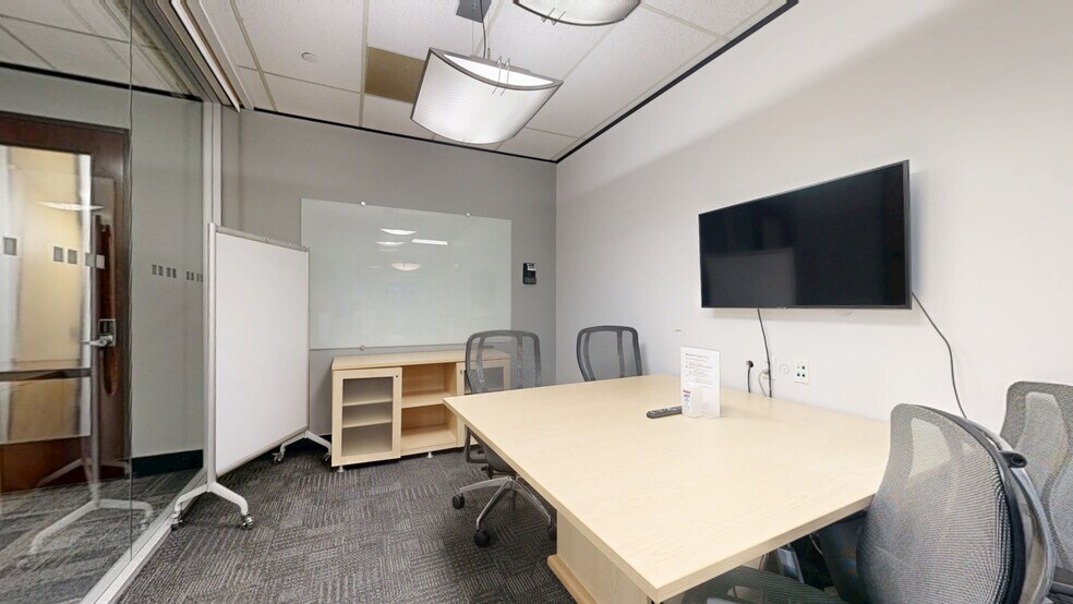 More Photos Of 12 Greenway Plz, Houston Coworking Space